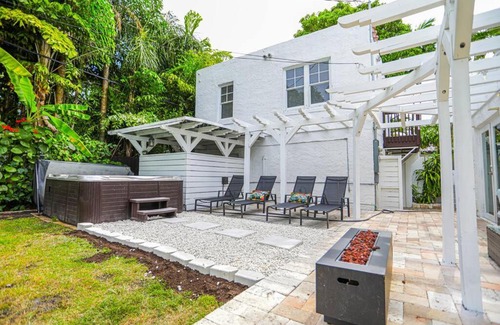 Bayside Historic District House | GUCCI MANOR 8 Bedrooms & Hot Tub