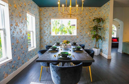 Bayside Historic District House | GUCCI MANOR 8 Bedrooms & Hot Tub