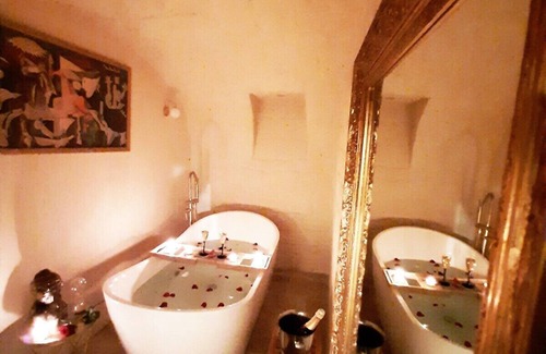 Clignancourt Apartment | Guernica Apartment Paris Montmartre/Jacuzzi