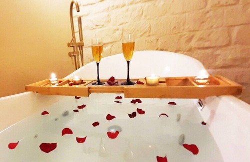 Clignancourt Apartment | Guernica Apartment Paris Montmartre/Jacuzzi