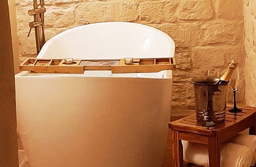 Clignancourt Apartment | Guernica Apartment Paris Montmartre/Jacuzzi