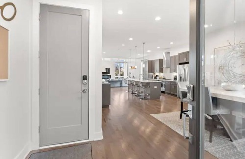 Eighth Avenue House | Guest Favorite! Luxury 3 Level Home+ HUGE Rooftop Deck w/TV, fireplace!
