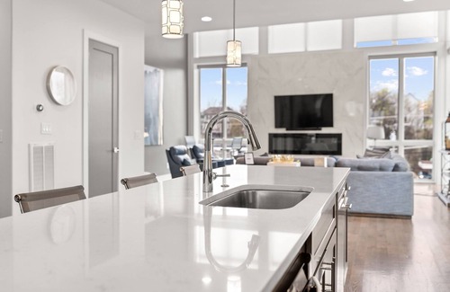 Eighth Avenue House | Guest Favorite! Luxury 3 Level Home+ HUGE Rooftop Deck w/TV, fireplace!