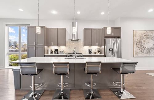 Eighth Avenue House | Guest Favorite! Luxury 3 Level Home+ HUGE Rooftop Deck w/TV, fireplace!
