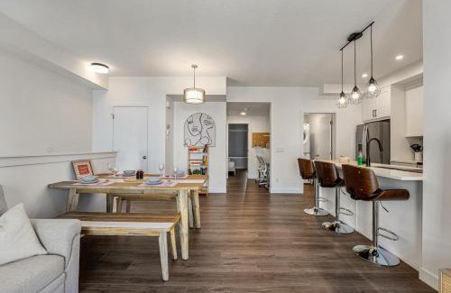 Springbank Hill House | Guest Favorite with Garage, Free Banff Pass, Netflix, King Bed, Balcony, Perfect for Couples, Sleeps 4