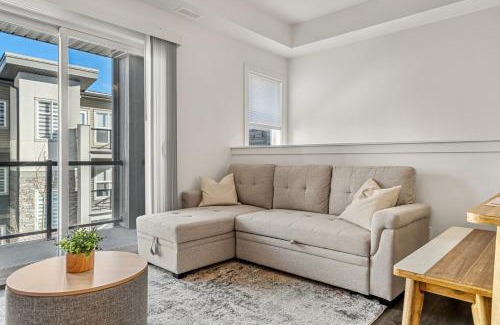 Springbank Hill House | Guest Favorite with Garage, Free Banff Pass, Netflix, King Bed, Balcony, Perfect for Couples, Sleeps 4