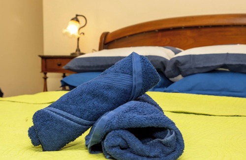 Saint-Amand-de-Vergt House | Guest House 'Chambre D'hôtes Iris' with Shared Pool, Shared Terrace and Wi-Fi