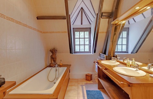 Saint-Amand-de-Vergt House | Guest House 'Chambre D'hôtes Iris' with Shared Pool, Shared Terrace and Wi-Fi