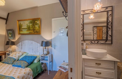 Saint-Amand-de-Vergt House | Guest House 'Chambre D'hôtes Magnolia' with Shared Pool, Shared Terrace and Wi-Fi