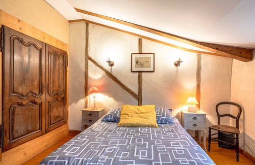 Landevieille Bed & Breakfast | Guest House 'Chambre Est' with Shared Garden and Wi-Fi