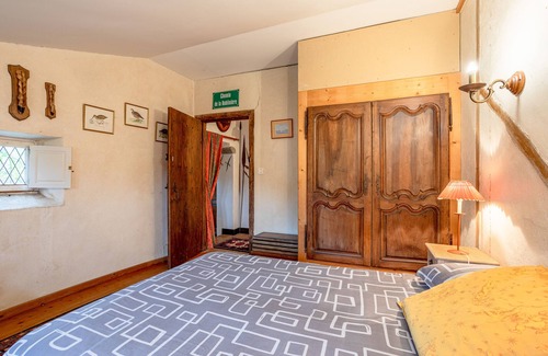 Landevieille Bed & Breakfast | Guest House 'Chambre Est' with Shared Garden and Wi-Fi