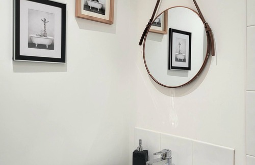Northampton House | Guest House-close to all Amenities