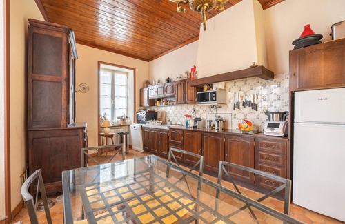 Nieulle-sur-Seudre House | Guest House 'Isaac Garesché' with Shared Terrace, Shared Garden and Wi-Fi