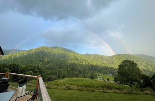 Mars Hill Apartment | Guest house~ HOT TUB ~Breathtaking mountain views near Hatley Point