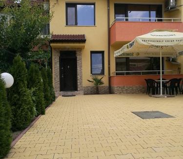 Elhovo House | Guest House Karaulanov