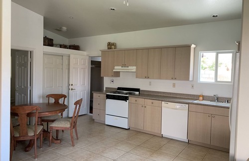Colton House | Guest house pool near Loma Linda hospital