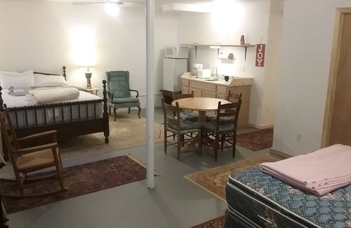 Mosby House | Guest Lodging near Richmond, VA. Close to Osborne Landing. Parking for boats.
