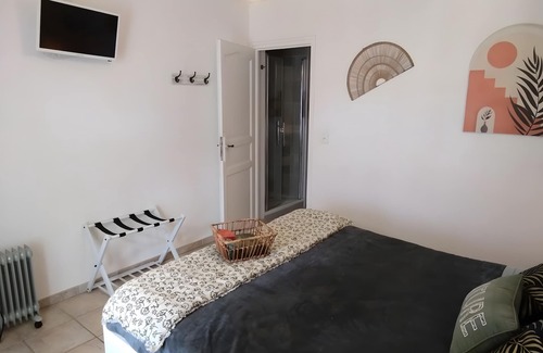 Saint-Martin-d'Ardeche Bed & Breakfast | Guest Room 'A L'ombre Des Amandiers - Room 1' with Shared Pool, Communal Garden and Wi-Fi