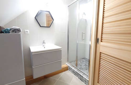 Cour-Cheverny Bed & Breakfast | Guest Room 'Chambre Iris - Le Petit Puits' with Shared Garden and Wi-Fi