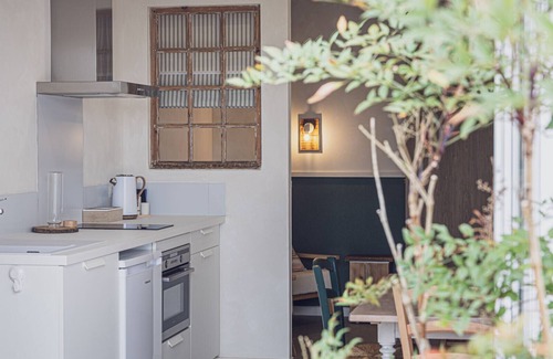 La Bastide-Clairence Bed & Breakfast | Guest Room 'Maison Perbos 1556 - Cancha' with Shared Pool, Wi-Fi and Air Conditioning