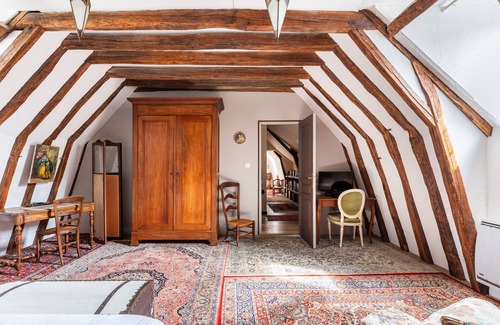 Clere-les-Pins Bed & Breakfast | Guest Room 'La Mansarde' with Shared Garden and Wi-Fi