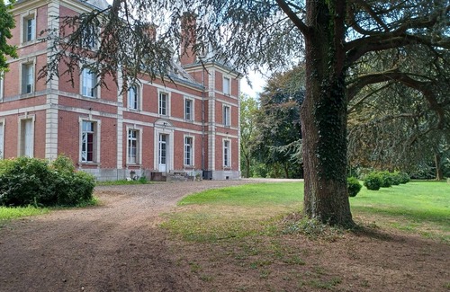 Hinacourt Bed & Breakfast | Guest room on 1st floor of château