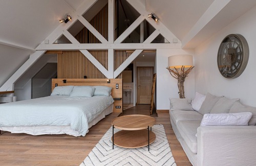 Ploeren Bed & Breakfast | Guest Room 'Suite Cathédrale - Ty Castel' with Shared Pool, Shared Garden and Wi-Fi