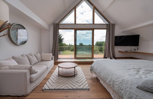 Ploeren Bed & Breakfast | Guest Room 'Suite Cathédrale - Ty Castel' with Shared Pool, Shared Garden and Wi-Fi