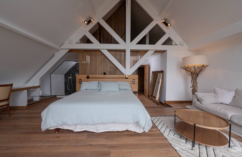 Ploeren Bed & Breakfast | Guest Room 'Suite Cathédrale - Ty Castel' with Shared Pool, Shared Garden and Wi-Fi