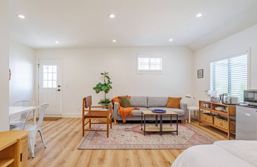 Valley Glen House | Guest Studio Universal private entry