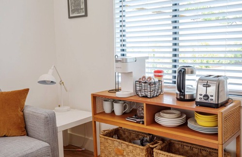 Valley Glen House | Guest Studio Universal private entry