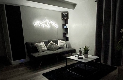 West Jordan House | GUEST SUITE - MODERN/SPACIOUS