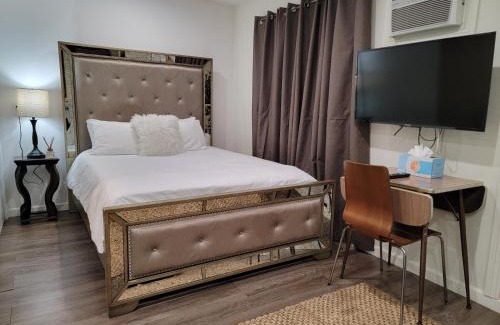 Mid City Apartment | Guest suite near La Cienega Park Beverly Hills next to LACMA La Brea Tar Pits Peterson Museum and Academy Awards Museum