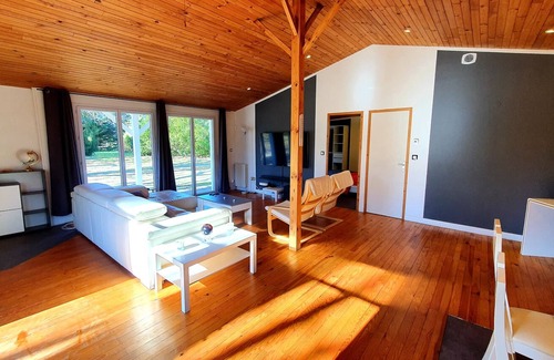 Saint-Vincent-de-Tyrosse House | Guesthouse in wooded property
