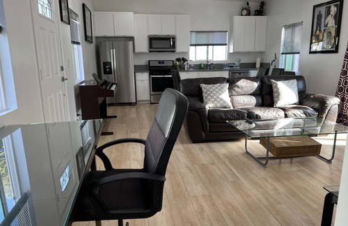 Park Mesa Heights Apartment | Guesthouse/Cozy 1 Bedroom 1Bath, Centrally located in View Park