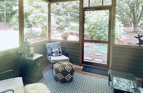 Opelika House | "Guesthouse" Cozy private home with a custom golf putting green!