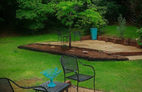 Opelika House | "Guesthouse" Cozy private home with a custom golf putting green!