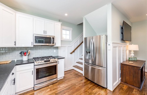 Weaverville Cottage | Guesthouse, downtown Weaverville 2 blocks from Main St.