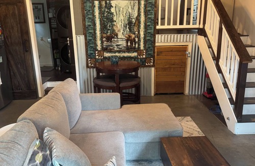 Bear Creek House | Guesthouse on Scenic Property