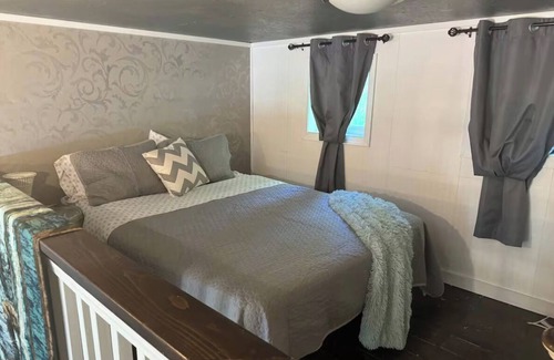 Bear Creek House | Guesthouse on Scenic Property