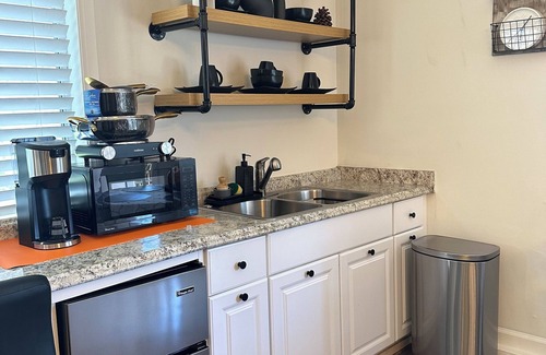 Van Nuys House | Guesthouse Super Clean and private.