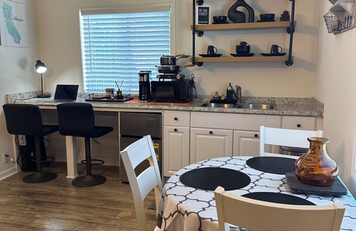 Van Nuys House | Guesthouse Super Clean and private.