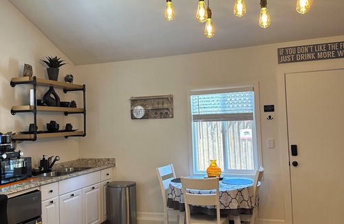 Van Nuys House | Guesthouse Super Clean and private.