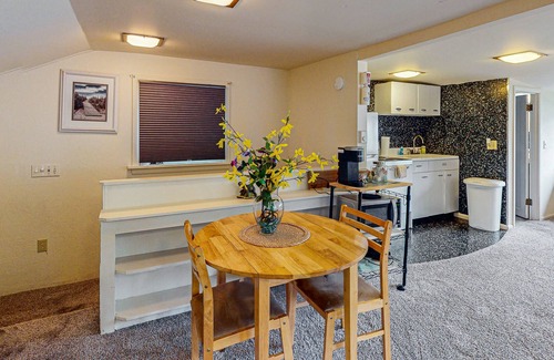 Gig Harbor Cottage | Guesthouse w/direct beach access & views of Olympic Mountains/Carr Inlet