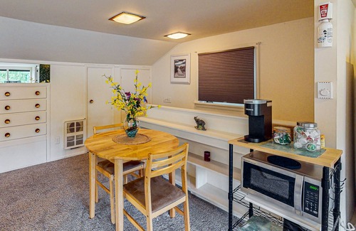 Gig Harbor Cottage | Guesthouse w/direct beach access & views of Olympic Mountains/Carr Inlet