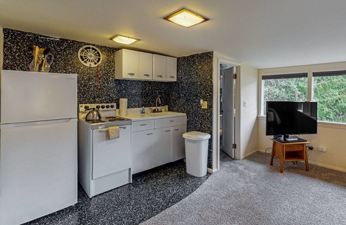 Gig Harbor Cottage | Guesthouse w/direct beach access & views of Olympic Mountains/Carr Inlet