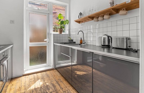 William Morris Apartment | GuestReady - A beautiful home with garden