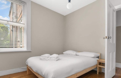 William Morris Apartment | GuestReady - A beautiful home with garden