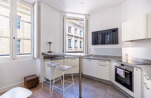 Hotel de Ville - Quinconces Apartment | GuestReady - A bright minimalism in the centre