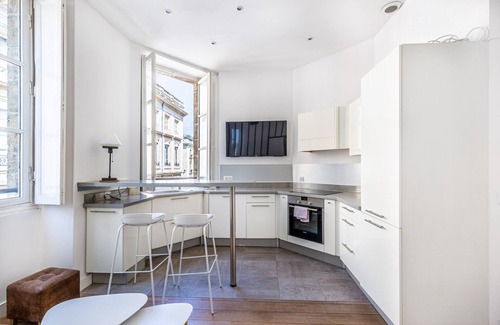 Hotel de Ville - Quinconces Apartment | GuestReady - A bright minimalism in the centre